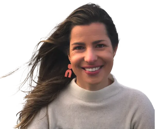 Mulher branca com casaco branco brinco rosa