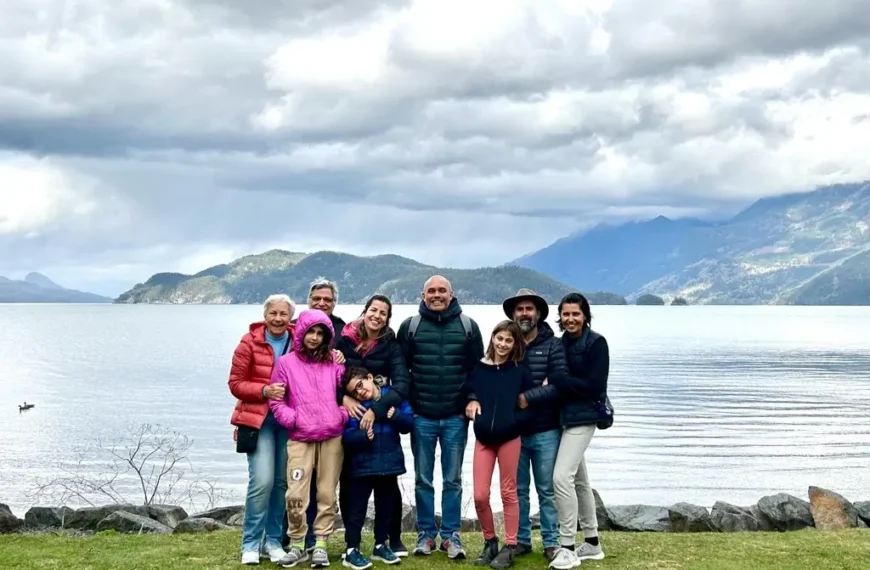 Familia reunida para foto com um lago ao fundo